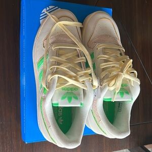 Selling brand new with tags Adidas Rivalry 86 Low sneakers.